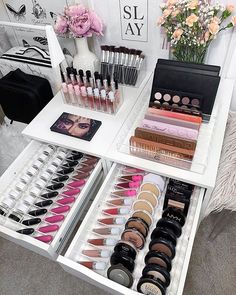 Makeup Storage Wall, Makeup Organization Ideas, Makeup Studio Ideas, Makeup Storage Hacks, Makeup Vanity Decor, Makeup Studio Decor