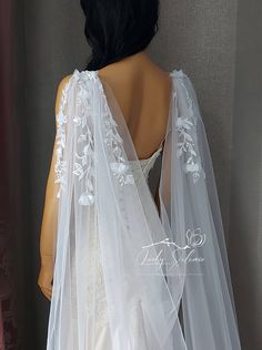 the back of a bride's veil with flowers on it