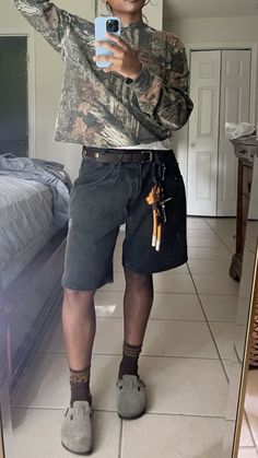 Dri Fit Shorts Outfits Men, Chill Masc Outfits, Masc Outfits Black Women, Thrifted Mens Fashion, Grey Cargo Shorts Outfit, Androgynous Outfits Summer, Earthy Masc Outfits, Jort Fits, Stem Outfits Style