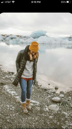 Fall Outdoor Fashion Women, Trendy Outdoor Outfits, Womens Winter Outdoor Outfits, Camp Fire Outfit Winter, Hiking Jeans Outfit, Ireland Outfit Winter Cold Weather, Colorado Street Style, Casual Outdoorsy Style, Pacific Northwest Winter Outfits