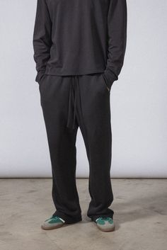 An elevated loungewear essential. The Core Straight Leg Sweatpant is made of a 12 oz cotton with a wide-leg, baggy silhouette. Includes a drawstring waistband, side pockets, and back pocket for added functionally. 100% ORGANIC COTTON 12 OZ BRUSHED TERRY STANDARD FIT MID RISE GARMENT WASHED INSPIRED BY VINTAGE GARMENTS Elwood Clothing, Baggy Fits, Drawstring Waistband, Black Friday Sale, Vintage Brown, Buy Vintage, Vintage Black, White Vintage, Casual Pants