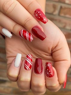 Explore 26 cute Christmas nail ideas for 2024, offering festive designs with red, white, green, and glitter. Whether you prefer acrylic or gel nails, these easy-to-create looks are perfect for the holiday season. Try out nail shapes like almond, square, and oval, and add rhinestones for extra sparkle. These simple yet fun designs will keep your nails looking stylish and festive throughout the holidays. Cute Christmas Nails, Nail Shapes, Square Nails, Holiday Celebration, Natural Nails, Stylish Nails