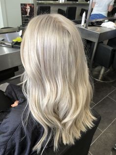 Blonde Hair Without Roots, Solid Blonde Hair, Platnium Blonde Hair, Blonde Hair With Brown Roots, Pearl Blonde Hair, Silvery Blonde Hair, Cream Blonde Hair, Vanessa Abrams, Pale Blonde Hair