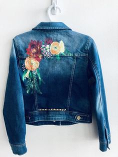 Inspired by the beautiful floral crowns worn during weddings and other special events This is a thrifted denim jacket in a size 5. I hand painted the florals on the back and added gold studs along the front and back, I also added the swan patch on the front. All patches are reinforced by hand stitching. This piece can be machine washed on gentle OR hand washed. All jackets are one of a kind. Personalization is free. Hand Painted Jean Jacket, Painted Clothes Diy, Denim Embroidery, Hand Painted Denim Jacket, Clothing Upcycle, Denim Art, Painted Jacket