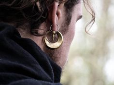 Tribal Minimalist Hoop Ear Weights made of brass Composition:      *   Brass / White Brass Gauge Size:      *   4mm / 6g Specs:      *   Diameter - 35mm      *   Weight - 21g per piece Code:      *   HOLO --- ☞ See all our Ear-weights models here, https://www.etsy.com/fr/shop/KayaMovement?section_id=24155847 ☞ Return to the store https://www.etsy.com/fr/shop/KayaMovement S H O P I T �≠ L O V E I T ♠ ︎ Do you need it now? Choose your quantity → Select an option if available → Click on the big butt Pirate Earrings, Plug Earrings Gauges, Stretched Ear Lobes, Pirate Jewelry, Ear Hangers, Ear Weights, Brass Hoops, White Brass, Climber Earrings