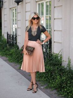 How To Wear A Pleated Skirt, Rok Outfit, Office Suits, Trendy Skirts