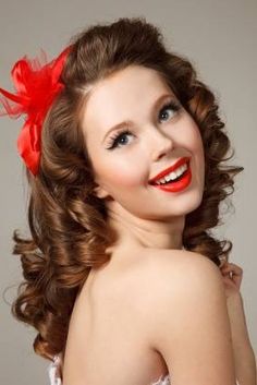 pin-up make up Easy Pin Up Hairstyles, 1950s Hairstyles For Long Hair, Pin Up Hairstyles, 1950s Hairstyles, Pin Up Hair, Peinados Fáciles Para Cabello Corto, Curly Hair With Bangs