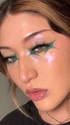 Artistic Face Paint, Colour Makeup Looks, Industrial Colour Palette, Aqua Makeup Look, Cool Eyeliner Looks, Artistic Makeup Looks, Artistic Make Up, Line Makeup, Makeup Artistic