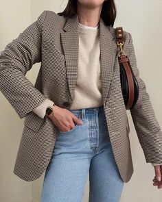 Levis Sneakers, Casual Blazer Women, Blazer Jackets For Women, Business Outfits Women, Blazer Outfit, Houndstooth Blazer, Long Blazer, Casual Chic Outfit