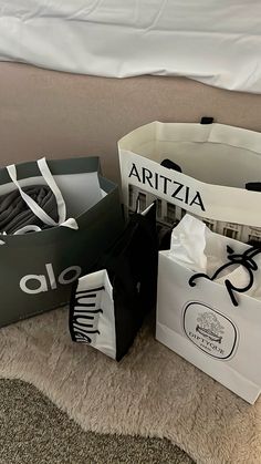 Aritzia Shopping Bag Aesthetic, Shopaholic Aesthetic, Fall Outfits Capsule Wardrobe, Healthy Recipes Meal Prep, Activities Wedding, Outfits Capsule Wardrobe, Recipes Meal Prep, Travel New York, Fall Decor Bedroom