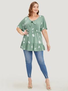 Shop Daisy Floral Shirred Flutter Hem Bowknot T-shirt now and redefine your style with confidence at BloomChic. Tailored for mid and plus-size women. This trendy Tops Women, sizes 10-30. Season:Summer;Color:Mint;Style:Elegant;Pattern Type:Floral;Neckline:V-neck;Sleeve Type:Ruffle Sleeve;Details:Ruffles, Shirred, Bowknot;Pocket:No-pocket Womens Trendy Tops, Elegant Pattern, Summer Color, Womens Clothing Sizes, Summer Colors, Trendy Tops, Sleeve Detail, Style Elegant, Shoulder Sleeve