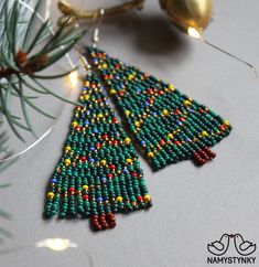 These Christmas tree beaded earrings are made of high-quality Czech beads and metal components. They are elegant, fashionable, and highly versatile, suitable for everyday wear. Features: Sterling silver hooks Color: 2 shades of green, gold, yellow, red, blue, brown Length: 8 cm (3.14 in) This item is currently in stock. More beaded earrings http://etsy.me/2ycItdb Gerdan necklaces http://etsy.me/2mihf0J Beaded necklaces http://etsy.me/2Dkf1Fo Crochet necklaces http://etsy.me/2CAPdFc Back to shop Color Ambar, Seed Bead Bracelets Diy, Seed Bead Bracelets Tutorials, Christmas Tree Beads, Seed Bead Bracelet Patterns, Seed Bead Projects, Fringe Earring, Gold Chandelier Earrings, Beaded Earrings Tutorials