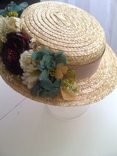 Estilisosimo e ideal canotier personalizado de Cantuc para una inivtada a una boda de dia o mañana. Aesthetic Hat, Easter Bonnet, Floral Hat, Wedding Hat