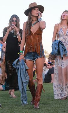 Alessandra Ambrosio Winter Festival Outfit, Mode Country, Hippie Rock, Look Boho Chic, Looks Country