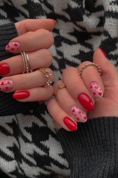 Short Oval Valentines Day Nails, Short Almond Acrylic Nails Valentines, Valentine’s Day Nails Round, Short Red Valentines Nails Design, Valentines Biab Nails Short, Valentine Nails Oval, Nail Art Ideas Valentines, Round Heart Nails, Oval Heart Nails