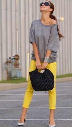 Yellow and heather gray, cropped skinnies, pop of color, off the shoulder, casual & feminine. Cropped Pants Outfit, Cropped Denim Pants, Yellow Jeans, Yellow Pants, Yellow Outfit, Cooler Look, Victoria Secrets, Fashion Weeks, Outfit Combinations