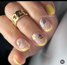 Short Summer Toe Nails, Bee Themed Nails Simple, Bubble Bee Nails, Bumble Bee Nails Simple, Bee Gel Nails, Bee Design Nails, Bee On Nails, Bee Nail Art Designs, Bumblebee Nail Designs