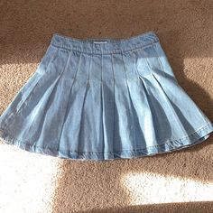 Never Worn! Trendy Light Wash Skort For Spring, Trendy Spring Light Wash Skort, Blue Pleated Mini Denim Skirt, Trendy Light Wash Skirt For Day Out, Spring Pleated Medium Wash Skirt, Trendy Medium Wash Lined Skirt, Medium Wash Mini Skirt For Day Out, Pleated Medium Wash Skirt For Spring, Pleated Skirt In Medium Wash For Spring