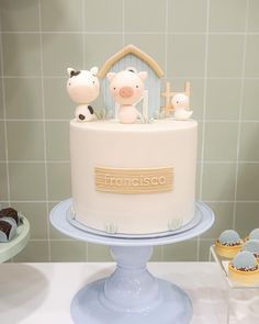 there is a cake that has animals on it