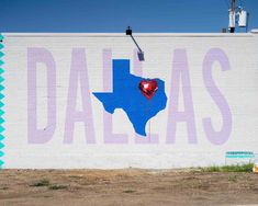 a mural painted on the side of a building that says,'i love texas '