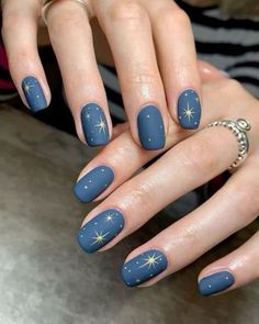 Navy blue matte gold starburst nails Nail Art Noel, Easy Nails, Blue Nail, Star Nails, Nailed It, روتين العناية بالبشرة, Fancy Nails, Matte Nails, Nail Polishes