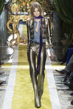 Roberto Cavalli Fall 2016 Ready-to-Wear collection. Fashion Week Trends, Metallic Pants, Mode Boho, Milano Fashion Week, Winter Mode, Emilio Pucci, 2016 Fashion, Estilo Boho, Fall 2016