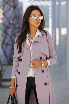 Such a gorgeous lavender trench coat for the upcoming fall season. Work Chic, Ray Ban Aviator, Winter Outfits For Work, Work Attire, Look Chic, Fashion Street