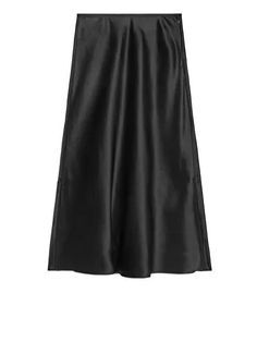 How to Style a Slip Skirt - 25 Chic Slip Skirt Outfit Ideas – May the Ray Outfits With Knee High Boots, Midi Skirt Winter, Satin Noir, Bias Cut Skirt, Slip Skirts, Fashion People, Satin Skirt