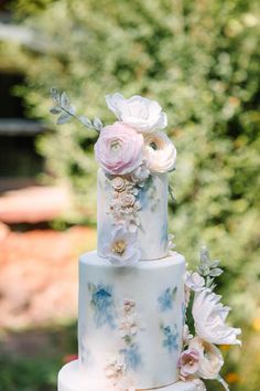 Modern Wedding Cakes, English Country Garden Wedding, Contemporary Wedding Cakes, Country Garden Wedding, Garden Wedding Cake, Wafer Paper Flowers, English Country Garden, Country Garden Weddings, Paper Flowers Wedding