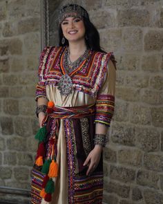 Algerian robe kabyle with traditionnel jewelry 🇩🇿✨ With Tattoo, Inspiration Wedding, Muslim Women, Wedding Looks, Traditional Dresses, Pajamas Women