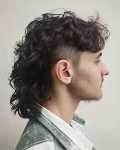 Mullet para Fernando 💚 Long Mullet Man, Mullet With Bangs Men, Mullet Hair Dye Ideas, Curly Mullet Hairstyle Mens, Layered Mullet Men, Curly Shaggy Mullet, Long Mullet Men, Shaggy Mullet Men, Perm Mullet