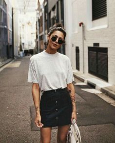 Rok Mini, Millennials Fashion, Denim Skirt Outfits, Rock Outfit, Skirt Denim, Outfit Jeans, Short Hairstyle, Cooler Look, Looks Street Style