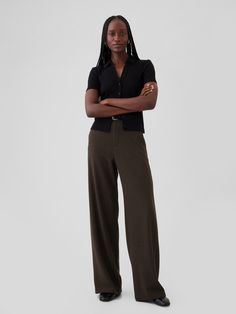 Soft, warm brushed twill trousers.  E-waist with concealed hook and bar closure, zip fly.  Front slant pockets, back welt pockets.  Fit: Classic.  An easy silhouette that fits close at the waist, and is relaxed through the hips and thigh.  Models wearing Gap Unisex Business Casual, Brown Plaid Trousers Outfit, Corporate Casual Women Office Wear, Elevated Business Casual, Alt Buissnes Casual, Gender Fluid Style, Casual Plaid Pants Outfit, Smart Trousers Outfit Women, Brown Slacks Outfit