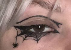 Halloween Makeup Cobweb, Webbed Eyeliner, Cool Halloween Eyeliner, Cobweb Eye Makeup, Spider Web Eyeliner Tutorial, Spider Themed Makeup, Spider Inspired Makeup, Halloween Eyeliner Spiderweb, Spiderweb Eyeliner Tutorial