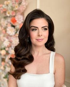 Wedding Hair To Slim Face, Bridal Hair For Large Forehead, Bridal Hollywood Waves Medium Hair, Hair Styles For Wide Forehead, Hollywood Waves Front View, Brunette Hollywood Waves Wedding, Big Waves Medium Hair, Elegant Waves Hairstyles, Bridal Hollywood Waves With Veil