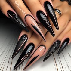 Stiletto Black Nails Designs, Black Nail Almond Designs, Dark Nails With Rhinestones, Long Almond Nail Inspiration, Best Nail Art Designs 2024, Moody Wedding Nails, Nails Stelitto, Elagent Aesthetic Nails, Black Rose Nail Design