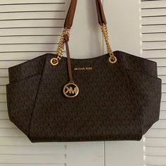 This Micheal Kors Bag Is One Size, It’s Brown Leather And It’s In Good Condition. Brown Crossbody Purse, Michael Kors Mercer, Michael Kors Selma, White Shoulder Bag, Mk Purse, Michael Kors Shoulder Bag, Brown Crossbody, Michael Kors Purse, Purses Michael Kors