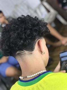 cortes para cabelo cacheado Taper Fade Design, Fade Haircut Designs, Hair Designs For Men, Hair Twists Black, Boy Braids Hairstyles, High Fade Haircut, Waves Haircut, Braids For Boys, Men Haircut Curly Hair