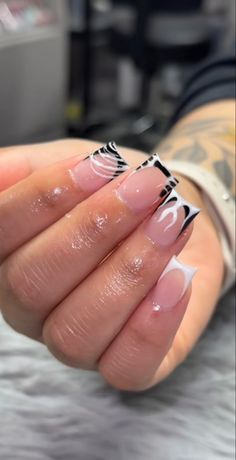 Nails Idea Black Women, Black N White Short Nails, Short Nail Styles Simple, Black And White Nail Inspo Short, Short Grey Nails Ideas, Black Design Nails Short, Nails W Bf Initial, Nail Inspo Black Girls Short, Short Birthday Acrylic Nails