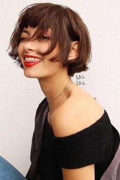 Flirty And Chic Ideas Of Wearing Short Hair With Bangs Today ★ Hair Cuts Aesthetic, Bob Pendek, Bob With Fringe, World Hair, Chin Length Bob, Angled Bob, Bob With Bangs, Short Hair With Bangs, Short Cuts