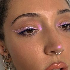 Metallic Eye Makeup, Eyeliner Glitter, Metallic Eyeliner, Metallic Eyes, Purple Eye Makeup, Pink Eye Makeup