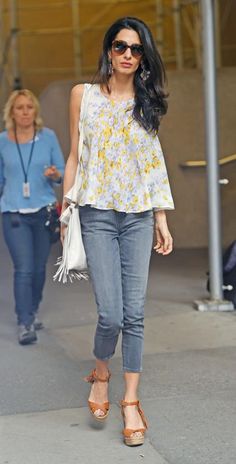 Amal-Clooney's-Best-Looks Amal Clooney Casual, Amal Alamuddin Style, Valentino Wedges, Boho Queen, Look Office, Design Moda, Amal Clooney, Wearing Sunglasses, George Clooney