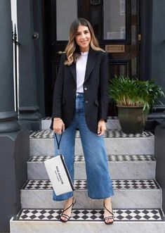 How To Style Wide Leg Jeans in 2024 & Chic Outfits To Try Wide Leg Jeans Outfit Plus Size, Wide Leg Cropped Jeans Outfit, Jean Outfit Ideas, Cropped Jeans Outfit