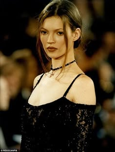 Why Tendrils? *Why?* Grunge Style Outfits, Kate Moss 90s, Kate Mess, Soft Grunge Outfits, Fashion Guys, Carolyn Murphy, 90s Supermodels, 90s Runway, Rock Outfit