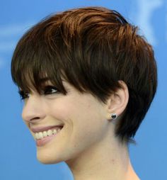 Anne Hathaway Short Hair, Pixie Cut With Bangs, Long Pixie Cuts, Cute Haircuts, Long Bangs, Cute Hairstyles For Short Hair, Short Hair With Bangs, Short Hair With Layers, Anne Hathaway