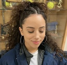 kiana madeira on set Curly Hair Clip Hairstyles, Curly Medium Length Hairstyles, Curly Hair 90s Hairstyles, Curly Hairstyles 4b, 90s Hairstyles Curly Hair, Kiana Maderia, Updo Curly Hairstyles, Updo Curly