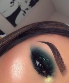 Makeup Zombie, Eye Makeup Cut Crease, Make Up Designs, Dead Makeup, New Year's Makeup, Dramatic Eye Makeup, Green Makeup, Colorful Eye Makeup, Green Eyeshadow