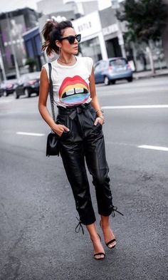 Me encanta esté look rockero y elegante al mismo tiempo, bueno...ella es muy chic... Leather Pants Outfit, Black Leather Pants, Belted Pants, Trend Fashion, Outfit Casual