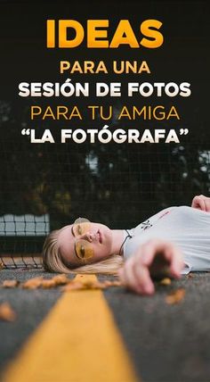 a woman laying on the ground next to a yellow line with words above her that reads ideas para una sesion de fotos para tu amiga la fotora