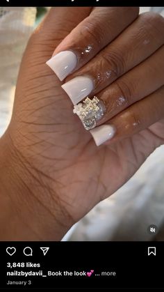 Shorties Nails Winter, Birthday Nails Short White, Graduation Nail Inspo Short, White Nails Short Design, Plain Duck Nails, Shorties Nails White, White Nails With Designs Short, Short Square Black Nails, Nail With Initial